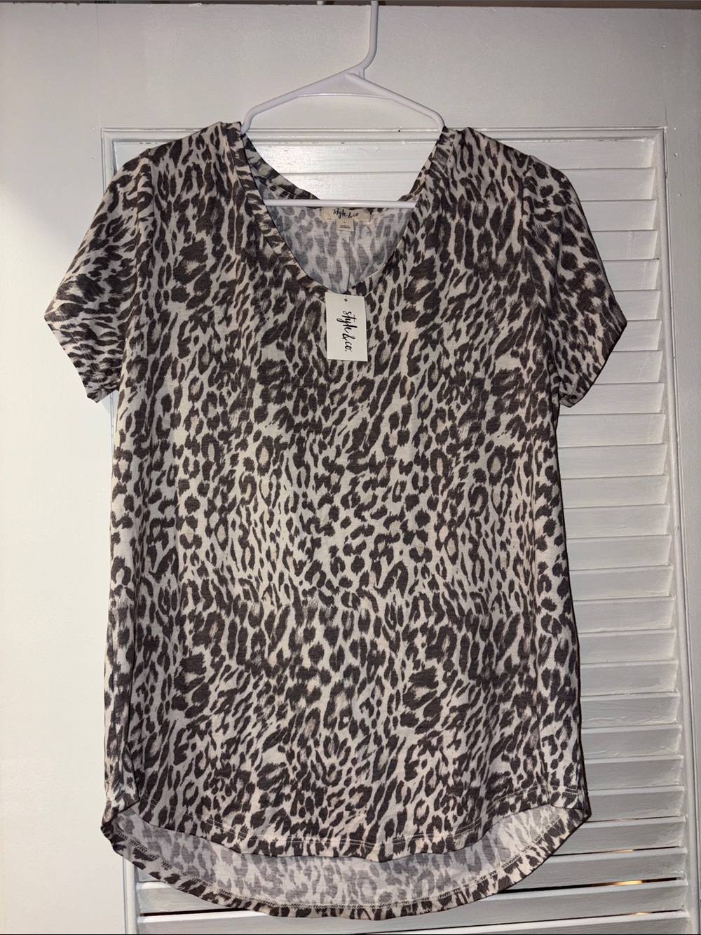 Brand New Style & Co. Short Sleeve V-Neck Top in Neutral Leopard Print🔥